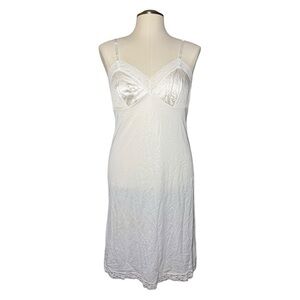 Vanity Fair Vintage Ivory Rosette Lace Nylon Full Slip